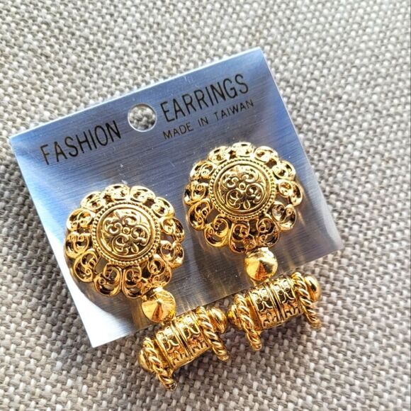New! Gold Chunky Clip-On Fashion Earrings - Picture 2 of 4